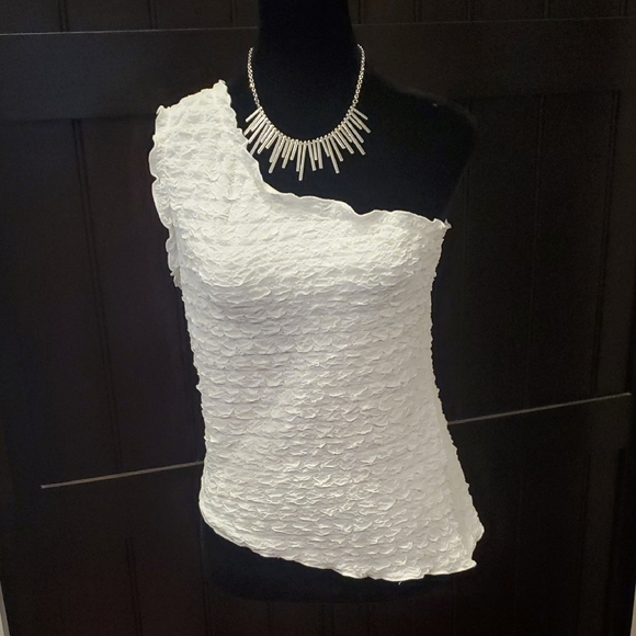 DIVIDED White Textured One-Shoulder Top. Size Large - Picture 1 of 8